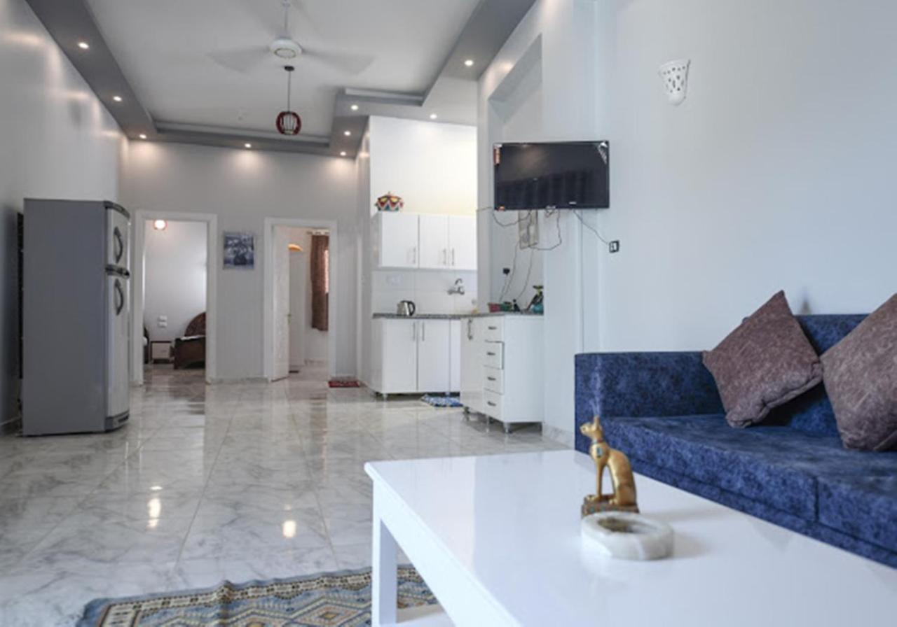 Nefertarie Guest House Luxor Exteriör bild