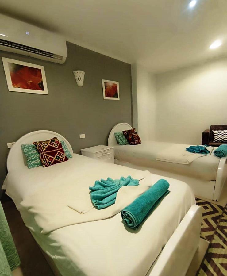 Nefertarie Guest House Luxor Exteriör bild