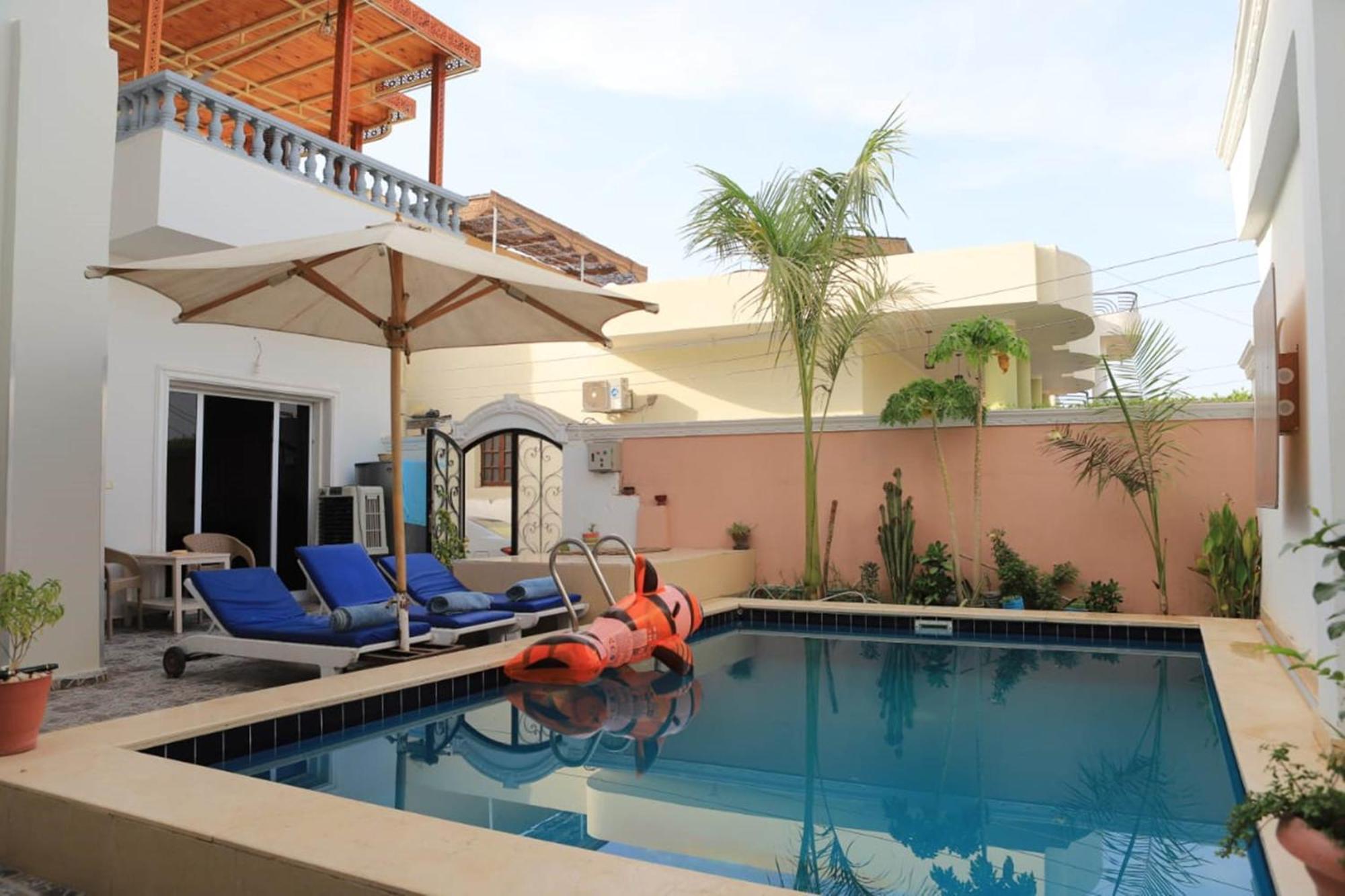 Nefertarie Guest House Luxor Exteriör bild