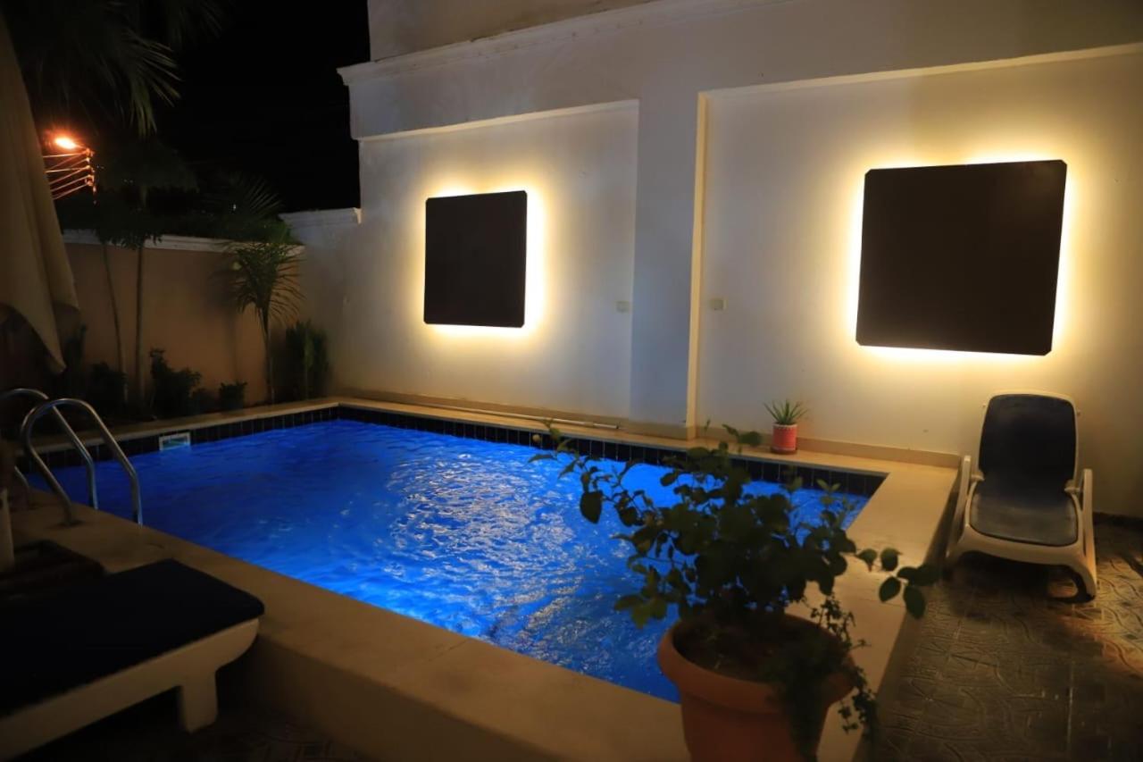Nefertarie Guest House Luxor Exteriör bild